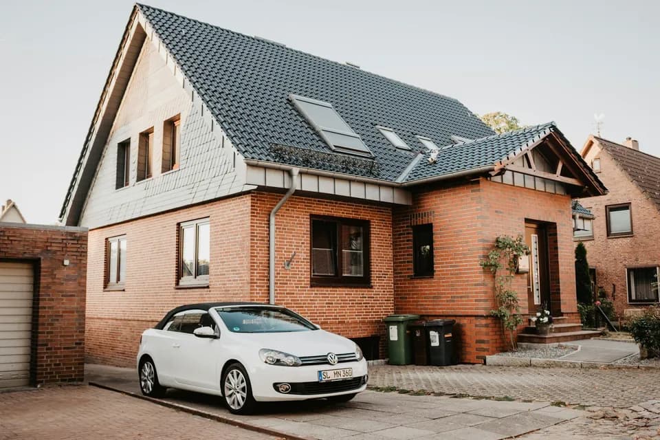 Einfamilienhaus mit Satteldach und Garage