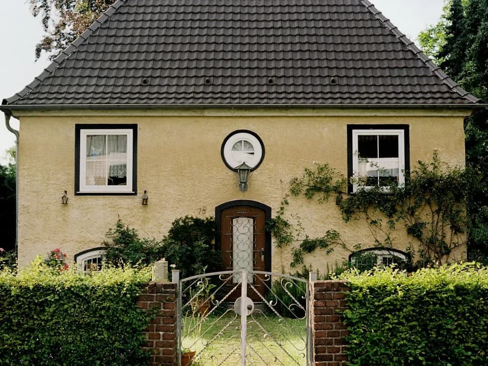Älteres Einfamilienhaus mit Vorgarten