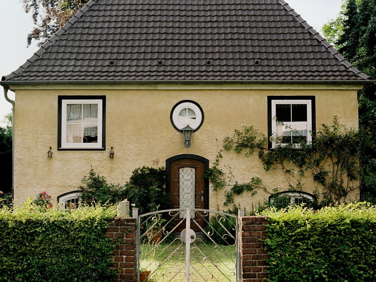 Älteres Einfamilienhaus mit Vorgarten